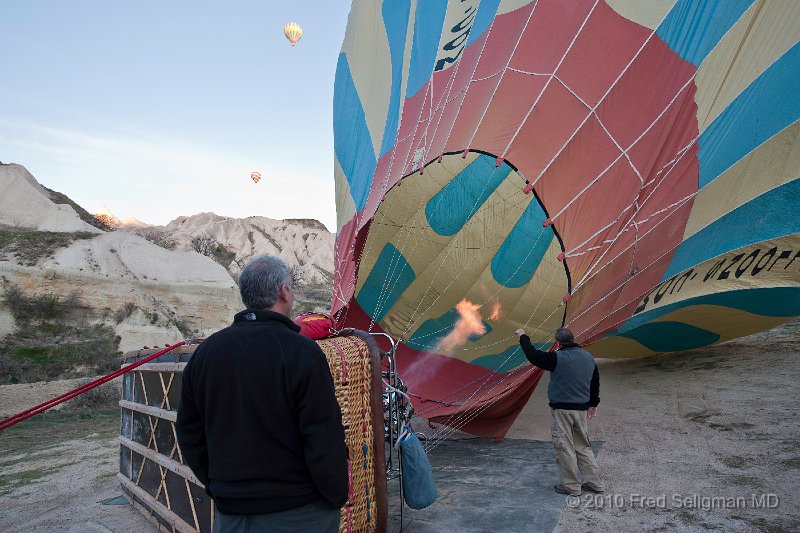 20100405_064213 D3.jpg - Pilot watching the envelope rising to vertical position